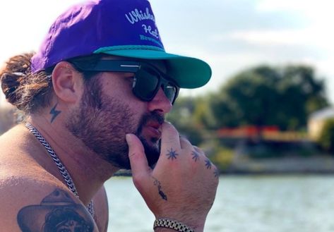 Koe Wetzel Says New Album Is “‘Bout Done,” Continues To Be The Best Tweeter Of 2020 #CountryMusic #Videos Koe Wetzel Lightning Bolt Tattoo, Koe Wetzel Tattoo Ideas, Koe Wetzel Aesthetic, Koe Wetzel Wallpaper, Koe Wetzel Tattoos, Koe Wetzel, Lightning Bolt Tattoo, Bolt Tattoo, Cell Model