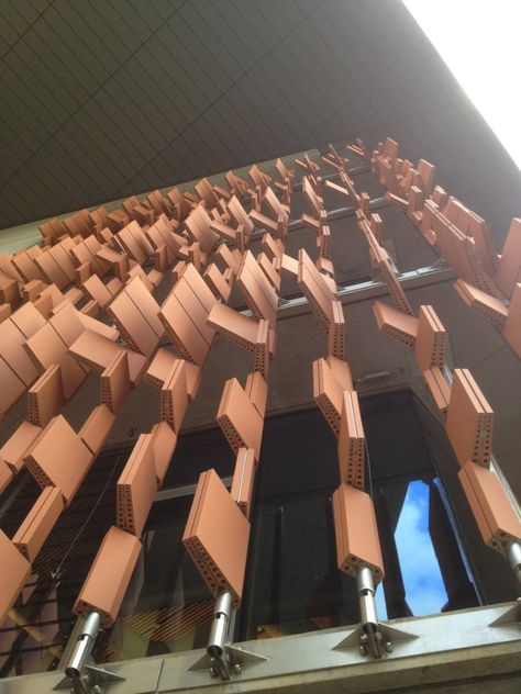 Advanced Engineering Building, The University of Queensland - Shildan Group Shildan Terracotta Rainscreen Facade Parametric Elevation, Terracotta Rainscreen, Rainscreen Facade, Bricks Design, Facade Engineering, Building Engineering, Dynamic Architecture, University Of Queensland, Parking Building