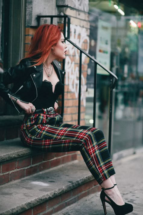 Rocker Chic Style, Looks Rihanna, Punk Chic, Look Grunge, Outfits 90s, Belt Vintage, Rock Outfits, Neue Outfits, Rock Punk