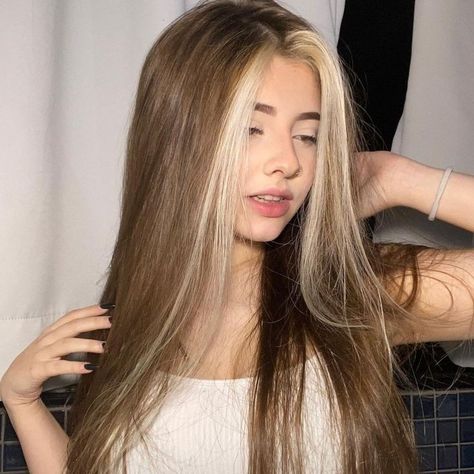 Hair Color Underneath, Hair Color Streaks, Hair Streaks, Dyed Hair Inspiration, Brown Hair With Blonde Highlights, Hairstyles For Layered Hair, Highlights Brown Hair, Brown Blonde Hair, Hair Color Balayage