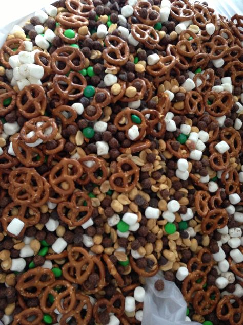 Camo Trail mix!  -marshmallows  -peanuts  -chocolate chips  -green M -coco puffs -pretzels (this shape is suppose to look like a deer head) Party Pastries, Coco Puffs, Hunting Birthday Party, Camo Birthday Party, Camouflage Party, Army Birthday Parties, Baby Shower Camo, Camo Party, Camo Birthday