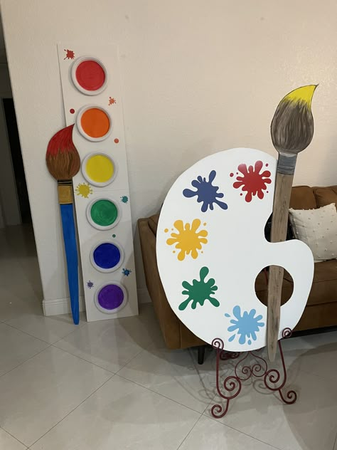 Art Decorations Classroom, Painting Photoshoot Ideas For Kids, Art Class Decoration Classroom Ideas, Art And Craft Ideas For School Exhibition, Art Themed Decorations, Paint Pallet Drawing, Giant Paint Brush, Art Room Decoration Ideas, School Art Show