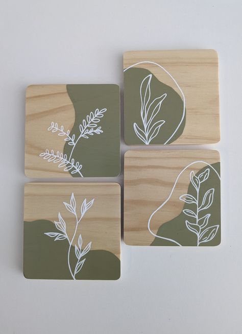 Cricut Idee Cadeau, Wood Coasters Diy Painted Square, Cute Coaster Painting Ideas, Coaster Design Painted, Painted Coasters Diy, Coaster Painting, Wood Coasters Diy, Hand Painted Coasters, Painted Coasters