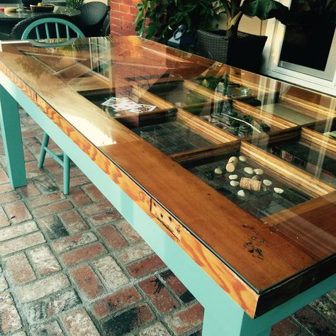 Dining table from an old door Antique Door Table, Old Door Dining Table, Old Door Tables, Door Tables, Door Dining Table, Hanging Doors, Old Door Projects, Diy Tables, Shed With Porch