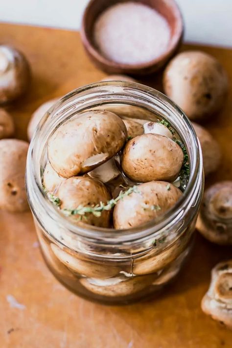 Quick Pickled Mushrooms, an easy refrigerator pickled mushrooms recipe that is ready in only 2 hours. Great as a condiment, topping, or a simple snack! Pickled Mushrooms Recipe, Pickled Mushrooms, Quick Pickled, Snack Prep, Refrigerator Pickles, Pickle Jars, Fair Food Recipes, Pickling Recipes, Mushroom Recipes