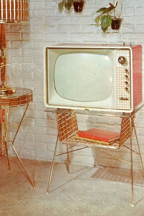 Coolio! Sparton “Nomad” Television (Model 17J1K), circa 1960 Vintage Television, Casa Vintage, Plywood Furniture, Vintage Tv, Retro Tv, Vintage Electronics, Old Tv, Retro Home, Mid Century Design