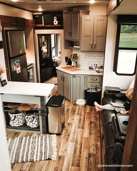 Camper Organization Rv Living, Rv Living Room, Rv Interior Remodel, Camper Interior Design, Tiny House Camper, Trailer Decor, Diy Camper Remodel, Rv Homes, Rv Renovations