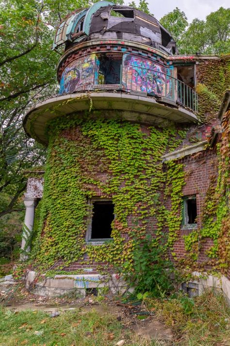 Abandoned Warner and Swasey Observatory in Ohio Conservation Of Mass, Creepy Old Houses, Space Observatory, Ghost City, Astronomical Observatory, Castle Tower, Urban Exploration, Architecture Project, Abandoned Places