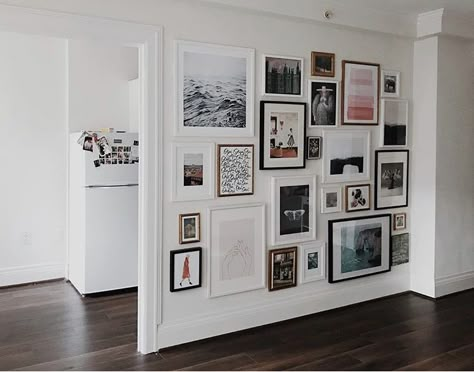 Wall Photography Ideas, Photo Hallway, Home Decor Ideas Black, Hallway Gallery Wall, Gallery Wall Layout, Photo Wall Gallery, Wall Art Gallery, Hair Raising, Gallery Walls