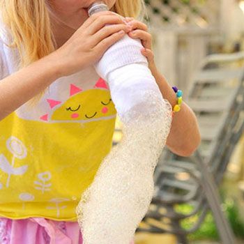 Sock Bubbles, Bubble Snake, How To Make Bubbles, Toddler Science Experiments, Water Bottle Crafts, Empty Water Bottle, Plastic Water Bottles, Easy Activities, Summer Activities For Kids