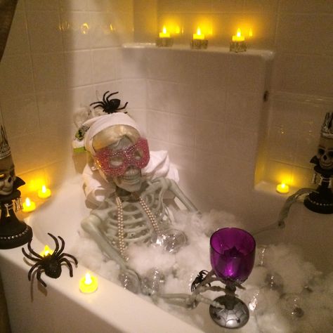 Halloween Fun - Bathtub decorated- A Looooong Bath Spooky Interior, Bathtub Diy, Halloween Comics, Halloween Decorations Apartment, Halloween Bathroom Decor, Halloween Decorating Ideas, Halloween Diy Outdoor, Nontoxic Skincare, Halloween Bathroom