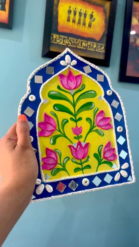 Rajasthani Decoration Ideas For Home, Jharokha Painting, Jharokha Wall Decor, Clay Mirror, Mural Art Design, Mirror Crafts, Lippan Art, Diy Wall Art Decor, Clay Wall Art