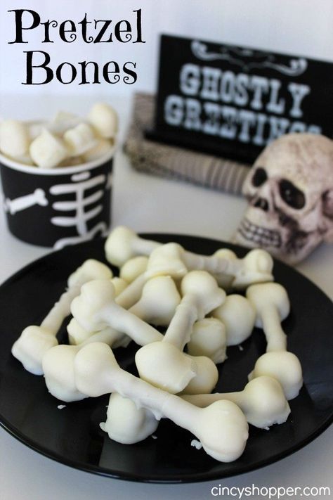 Pretzel Bones, Biscuits Halloween, Halloween Pretzels, Halloween Treats To Make, Creepy Halloween Food, Fun Halloween Treats, Spooky Halloween Treats, Halloween Treats For Kids, Halloween Snacks