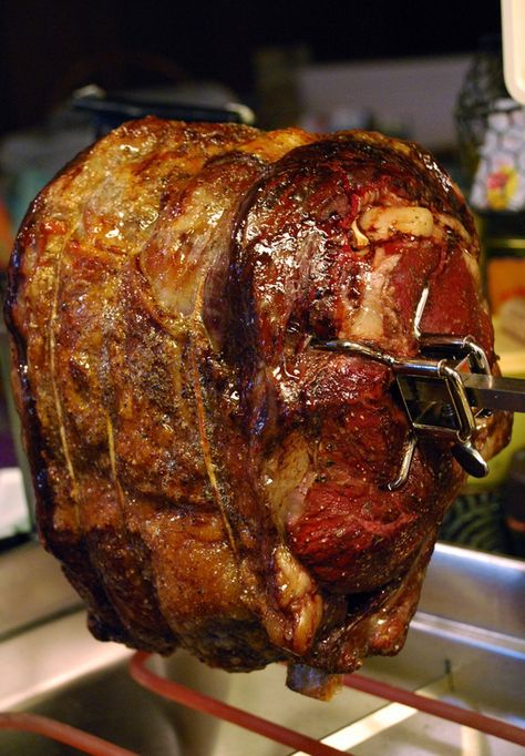 Rotisserie Roast Beef, Rotisserie Beef, Prime Rib Rotisserie, Bbq Roast Beef, Rotisserie Recipes, Cross Rib Roast, Roast Beef Recipe, Bbq Rotisserie, Rolled Roast