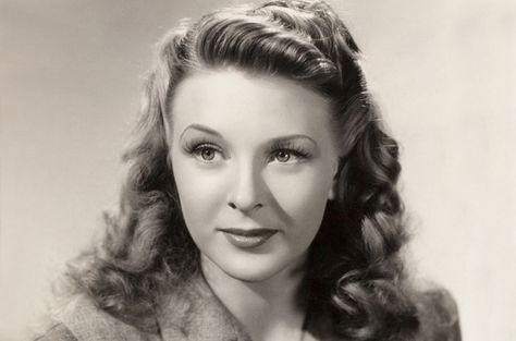 Evelyn Ankers, horror star and first-class screamer -  Evelyn Ankers, star of numerous horror movies throughout the 1940s, was born in Valparaiso, Chile on the 17th of August, 1918, to English parents. The Wolf Man 1941, Wolf Man 1941, Evelyn Ankers, The Wolf Man, Wolf Man, Army Air Corps, Jane Russell, Classic Actresses, Classic Horror Movies