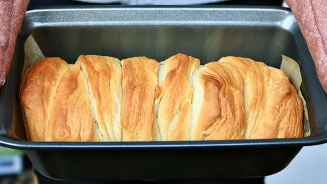 Make a Pull-apart Loaf With Canned Biscuit Dough | Lifehacker Bread For Thanksgiving, Recipe Using Canned Biscuits, Biscuit Recipes Dinner, Biscuit Dough Recipes, Pull Apart Loaf, Canned Biscuit, Pillsbury Biscuits, Dough Starter, Canned Biscuits