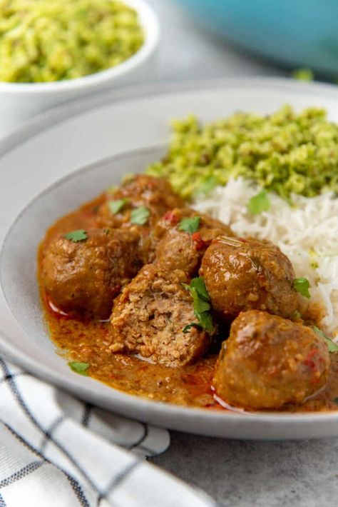 Sri Lankan Appetizers, Mincemeat Recipes, Spiced Meatballs, Srilankan Food, Meatball Curry, Sri Lankan Curry, Curry Meatballs, Sri Lankan Recipes, Mutton Recipes