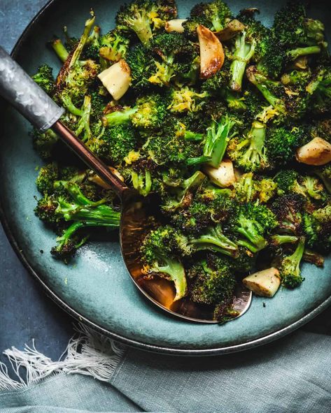 Charred Broccoli Fresh Veggie Recipes, Broccoli With Garlic, Charred Broccoli, Broccoli Crowns, Broccoli Stems, Easy Side Dish, Broccoli Recipes, Roasted Garlic, Side Dishes Easy