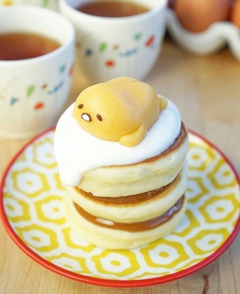 ✨ Pancakes anyone? 😋💛 These fluffy Hottokeki or Japanese hotcakes look so yummy! 🤤 The kawaii Gudetama on top is making them more irresistible! 😻 🤗 🍳 📸: Mitsuwa Marketplace⁠ Kawaii Dessert, Lazy Weekend, Kawaii Cooking, Cute Baking, Cute Snacks, Cute Food Art, Kawaii Food, Cute Desserts, Sweets Desserts