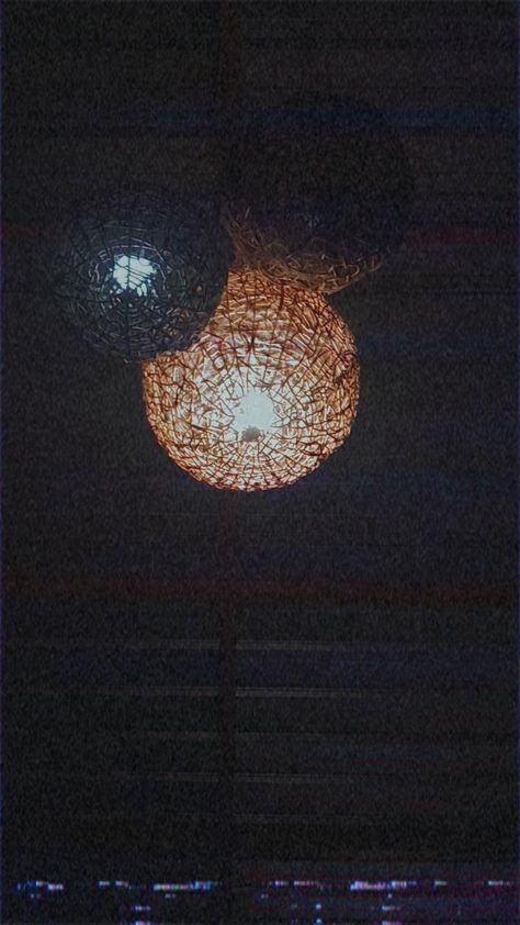 Lampu, cafe Celestial Bodies, Cafe