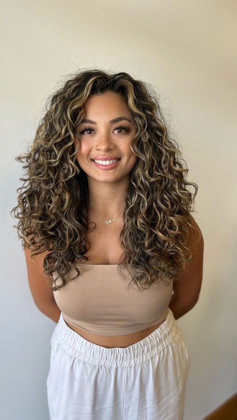 Carmel Highlights On Black Curly Hair, Blond Highlights On Black Hair Curly, Highlights In Curly Brown Hair, Cute Hair Colors For Curly Hair, Highlight In Curly Hair, Blond Curly Highlights, Balayage Hair On Curly Hair, Blonde Balayage On Dark Hair Curly, Mixed Girl Highlights