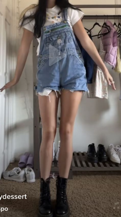 Overall Shorts Outfit Aesthetic, Light Denim Outfit, Overall Shorts Outfit, Dungaree Shorts, Baggy Overalls, Overalls Shorts, Overalls Outfit, Dungarees Shorts, Light Denim