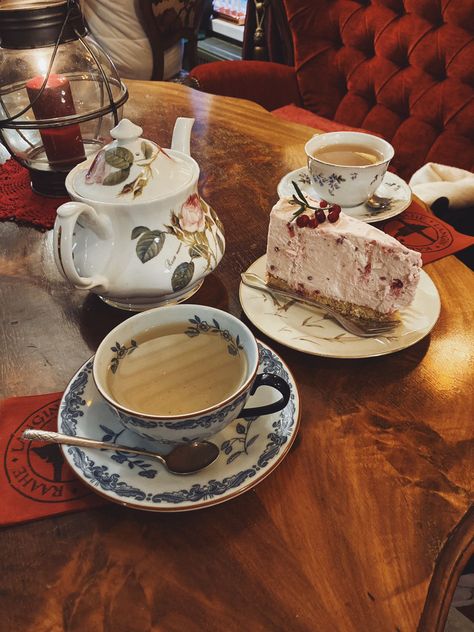 Tea And Pastry Aesthetic, Tea Service Aesthetic, Tea And Cookies Aesthetic, Tea Date Aesthetic, Tea Shop Aesthetic, Tea Party Date, Cake And Tea, English Tea Time, English Culture