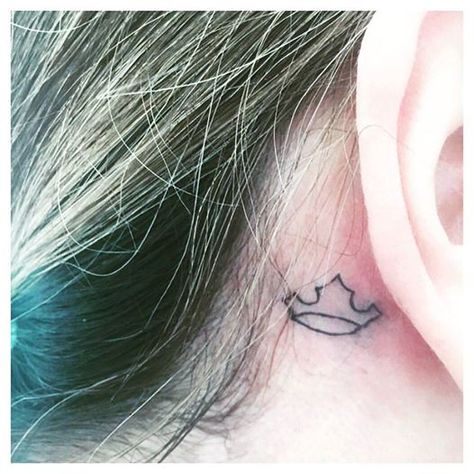 Aurora/Sleeping Beauty's crown/tiara. Sleeping Beauty Tattoos, Sleeping Beauty Tattoo Ideas, Sleeping Beauty Tattoo, Hippie Tattoos, Tiara Tattoo, Hippie Tattoo, Beauty Tattoo, Gold Tiara, Crown Tattoo