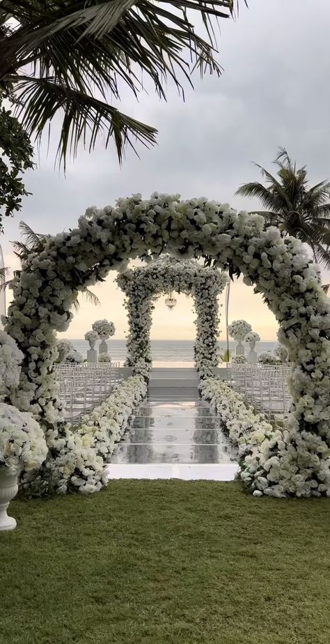 Wedding Venue Entrance Decor Walkways, Wedding Ceremony Tent Decorations, Marriage Entrance Decoration, Wedding Decorations Entrance, Wedding Alter Ideas, Wedding Entrance Ideas, All White Wedding Decor, Wedding Bg, Outdoor Wedding Entrance