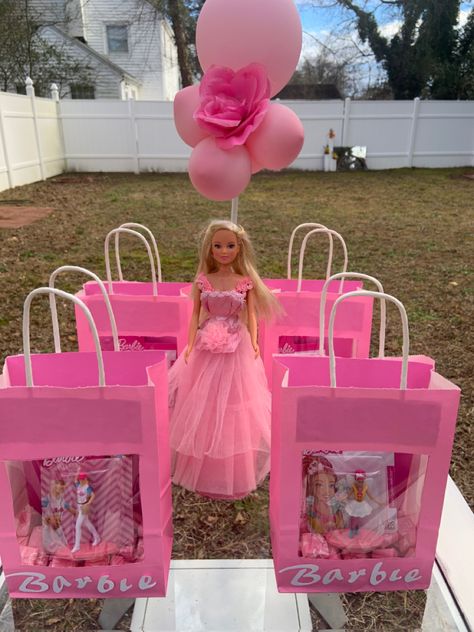 Barbie Party Gift Bag Ideas, Barbie Party Bags Ideas, Barbie Themed Party Favors, Barbie Theme Party Centerpieces, Barbie Candy Bags Party Ideas, Barbie Tea Party Birthday, Barbie Themed 5th Birthday Party, Simple Barbie Birthday Party, Barbie Birthday Centerpieces