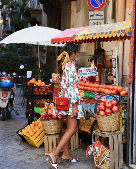 // j u l i e Dolce Vita Outfit, Consumer Profile, Farmers Market Outfit, Vietnam Trip, Julie Sarinana, Italian Summer Outfits, Italian Holiday, Fruit Stand, Italian Lifestyle