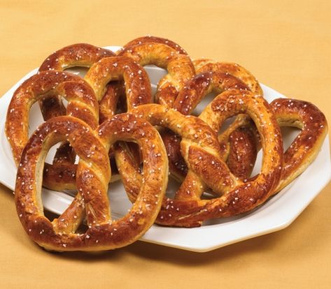 This is one of George W. Bush favorite foods. He loved pretzels and he liked the big ones. Auntie Annes Pretzels, Resep Starbuck, Pretzel Day, Auntie Annes, Pretzels Recipe, Copycat Restaurant Recipes, Stella Artois, Soft Pretzels, Starbucks Recipes