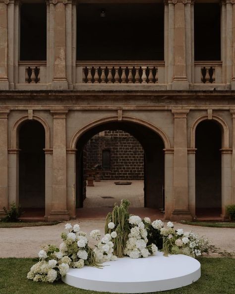 Obsessing over the styling of this gorgeous wedding at The Refectory Werribee Park✨️ ⁠ ⁠ Such a beautiful venue just 40 minutes out of Melbourne offering couples a grand mansion dating back to the 1870s, dreamy garden wedding ceremony sites, exceptional customer service, a bevy of photo locations, and delicious, wholesome fare from a world-class caterer.⁠ ⁠ Head to this post in our link in bio to discover The Refectory Werribee Park now💋 Xoxx⁠ ⁠ Repost and styling by @coeur___studio⁠ ⁠ -⁠ ⁠ @... Floor Florals Wedding Ceremony, Wedding Ground Florals, Argentine Wedding, Ceremony Nest, Dreamy Garden Wedding, Park Wedding Ceremony, Grand Mansion, Garden Wedding Ceremony, Floral Arch Wedding