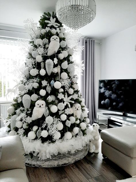 7ft Christmas Tree, Black Christmas Decorations, White Christmas Tree Decorations, Pretty Christmas Decorations, Christmas Tree Decorating Themes, Elegant Christmas Trees, Creative Christmas Trees, White Christmas Trees, Christmas Themes Decorations