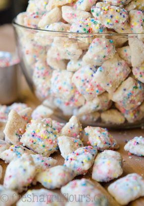 Cake Batter Puppy Chow Funfetti, White Puppy Chow, Treats To Take To School For Birthday, Birthday Puppy Chow, Birthday Snack Ideas For Kids, Shelf Stable Treats, Pastel Foods For Party, Birthday Treats To Take To School Easy, Bday Treats For School