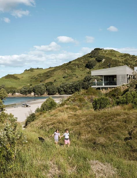 Inside an angular cedar beach house nestled into the Hahei sand dunes Beach Pavilion, Modern Beach Home, Exterior Inspiration, Cedar Homes, Modern Beach, Home Landscaping, Modern Architecture House, Beach Living, Worth The Wait