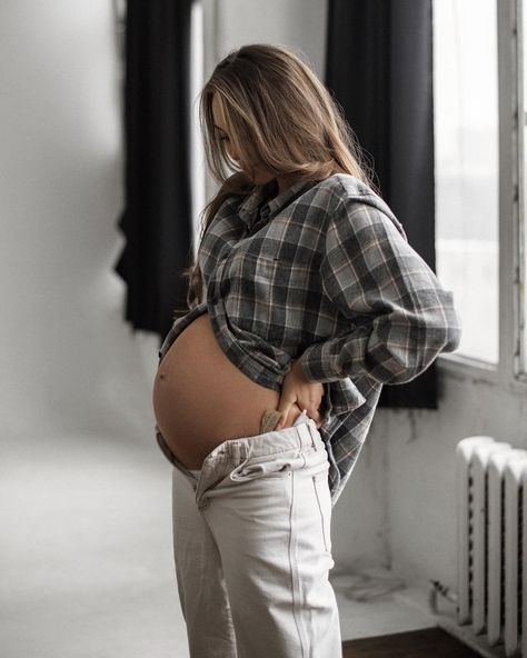 65 Top Creative and Casual Maternity Photoshoot Ideas | Love and Moms Vom Avea Un Copil, Home Maternity Photography, Maternity Photoshoot Ideas, Maternity Studio Photoshoot, Mother Baby Photography, Casual Maternity Outfits, Studio Maternity Photos, Baby Announcement Photoshoot, Pregnancy Belly Photos