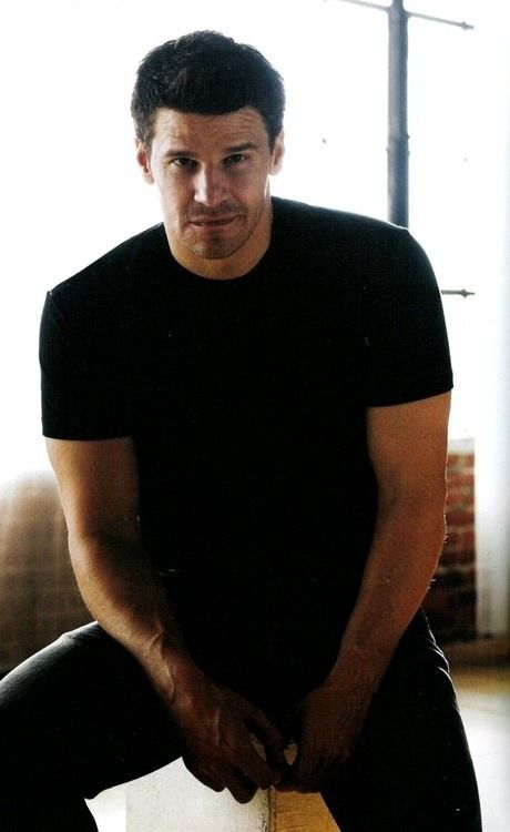 David Boreanaz - the only 'vampire' I would ever let Bite Me. Agent Seeley Booth, Sealy Booth, Agent Booth, David Boreanaz Angel, Seeley Booth, Booth And Bones, Black Dagger Brotherhood, Emily Deschanel, David Boreanaz