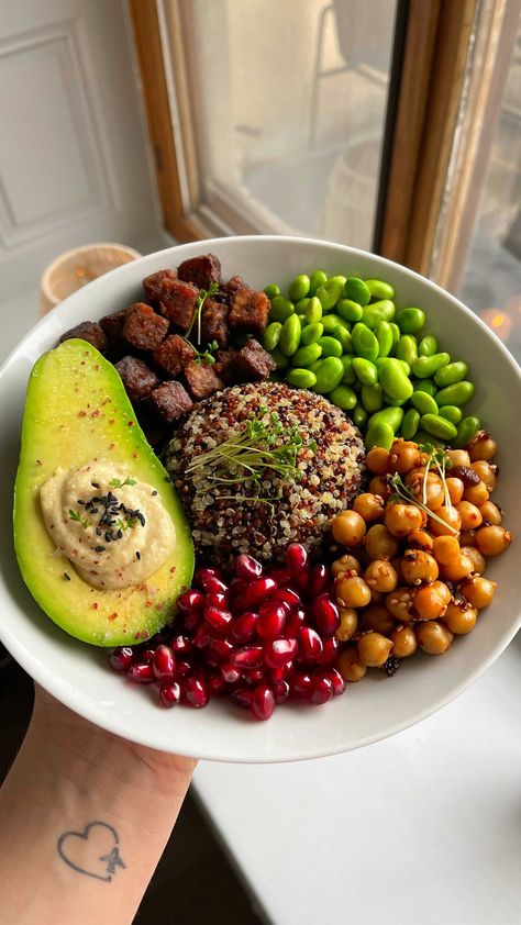 Ilona Niina🇨🇭 (@veganiina) • Instagram photos and videos Healthy Eating Photos, Vegan Food Asthetic Picture, Aesthetic Vegan Meals, Veggie Bowl Aesthetic, Vegan Cooking Aesthetic, Cooking Healthy Aesthetic, Vegan Lifestyle Aesthetic, Beetroot Feta Salad, Colorful Diet