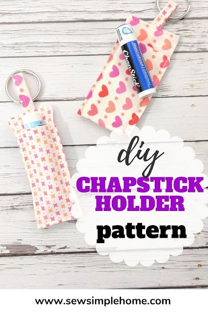 Keep that chapstick handy with this simple DIY Chapstick Holder Sewing Tutorial. Diy Chapstick Holder, Diy Chapstick, Diy Elastic, Scrap Fabric Crafts, Diy Lip Balm, Lip Balm Holder, Beginner Sewing Projects Easy, Diy Holder, Small Sewing Projects