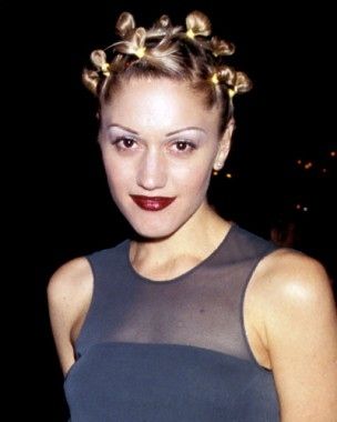 #90s #hair Ulta Brushes, Aesthetic Celebs, 1990s Makeup, Gwen Stefani Hair, Mascara Bleu, Gwen Stefani 90s, 1990s Hair, 1990 Style, 90s Makeup