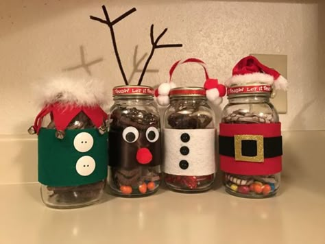 Xmas Gifts For Coworkers, Christmas Diy Snacks, Cheap Xmas Gifts, Christmas Jar Gifts, Pinterest Christmas Crafts, Cute Christmas Presents, Christmas Candy Jars, Christmas Present Ideas, Gag Gifts Christmas