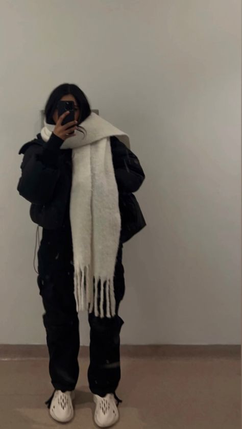 puffer jacket, black cargos, white big scarf, foam runners, yeezys, cozy, winter outfit Puffer Jacket Outfit Black, White Scarf Outfit, Big Scarf Outfit, Stylizacje Kylie Jenner, Outfit Nero, Scarf Outfit Winter, Puffer Outfit, Runners Outfit, Puffer Jacket Outfit