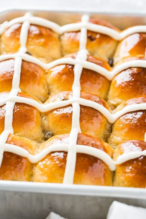 Hot Cross Buns Recipe Easy, Buns Recipe Easy, Easter Hot Cross Buns, Rolls Dessert, Cross Buns Recipe, Easter Food Appetizers, Hot Cross Buns Recipe, Hot Cross Bun, Easter Side Dishes