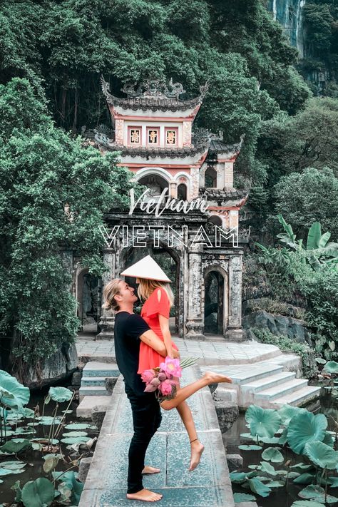 Vietnam Temple Couple Travel Photo Row The Boat, Vietnam Voyage, Vietnam Travel Guide, Visit Vietnam, Hawaii Luau, Destination Voyage, Perfect Weather, Hoi An, Vietnam Travel