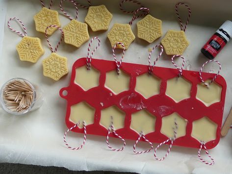 Christmas Beeswax Candles, Beeswax Ornaments, Bee Candles, Holiday Art Projects, Honey Candle, Bee Wax Candles, Diy Wax, Bee Crafts, Christmas Ornaments Homemade