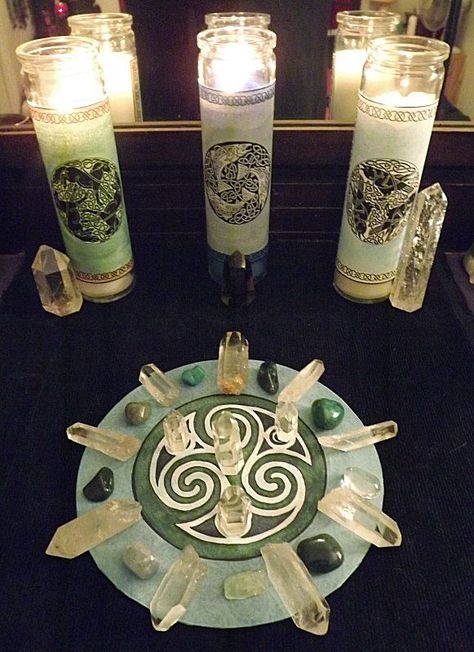 Altar Inspiration, Crystals Green, Witch Candles, Witches Altar, Wiccan Altar, Pagan Altar, Sacred Spaces, Celtic Mythology, Magical Life