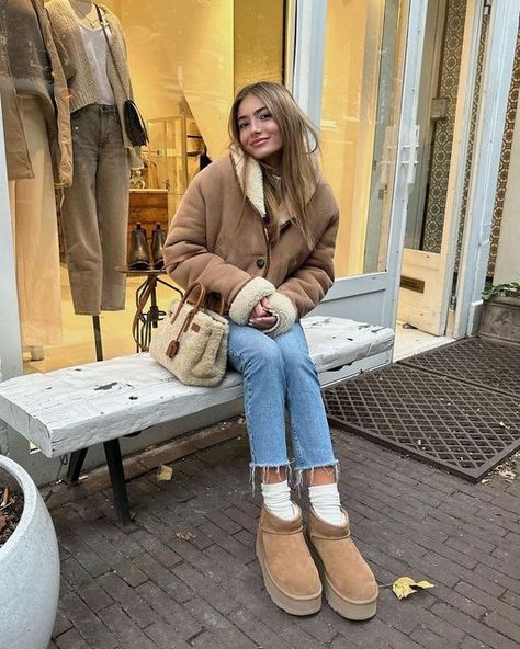 UGG on Instagram: "#UGGSeason neutrals with @margotsustrac" Botas Ugg Outfit, Ugg Ultra Mini Outfit, Botas Outfit, Platform Outfit, Outfit With Uggs, Walk Confidently, Ugg Ultra Mini, Comfy Casual Outfits, Uggs Outfit