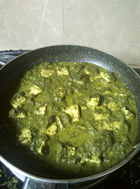 Palak paneer Casual College Outfits, Palak Paneer, Paneer, College Outfits, Wallpaper Backgrounds, Lunch Box, Tea, Ethnic Recipes, Quick Saves