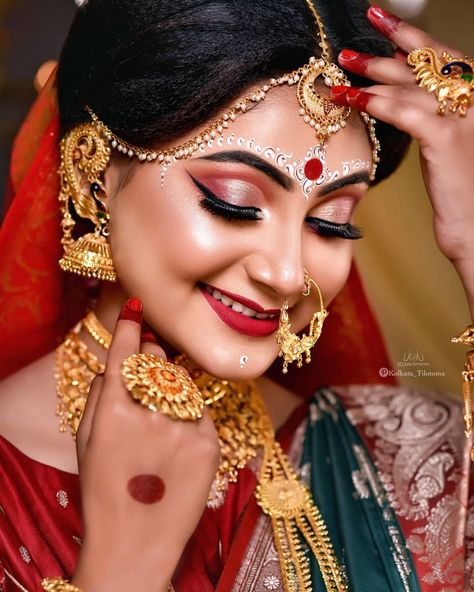 Bengali Bridal Eye Makeup, Bengali Makeup, Alta Design, Latest Bridal Makeup, Indian Wedding Pictures, Indian Bride Makeup, Bengali Bridal Makeup, Bride Photos Poses, Bridal Makeup Images